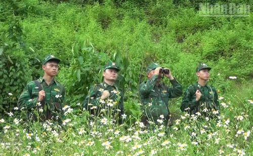 Ngoài việc phối hợp các lực lượng phát quang đường biên, mốc giới, các đơn vị thuộc Ban Chỉ huy Bộ đội Biên phòng tỉnh Sơn La còn tổ chức tuần tra đơn phương tại địa bàn biên giới quản lý. (Ảnh: QUỐC TUẤN)