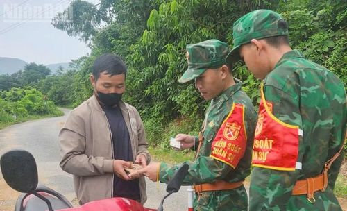 Tại các xã biên giới, lực lượng Bộ đội Biên phòng Sơn La còn tổ chức các lực lượng tuần tra, kiểm soát người ra vào khu vực biên giới trong những ngày nghỉ lễ. (Ảnh: QUÀNG HÙNG)