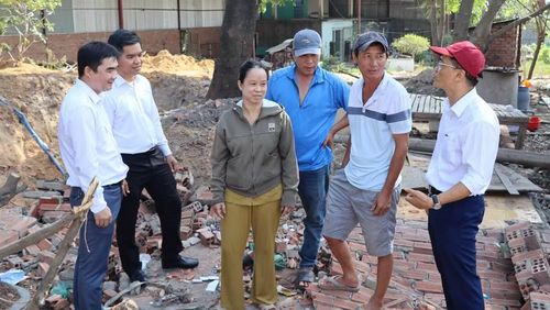 Cán bộ xã Phước An (thành phố Đồng Nai) vận động người dân bàn giao mặt bằng dự án đường 25C kết nối sân bay Long Thành (Ảnh THIÊN VƯƠNG)