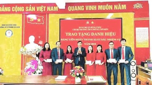 Chi bộ Trường trung học cơ sở Phùng Chí Kiên khen thưởng đảng viên có thành tích xuất sắc trong công tác.