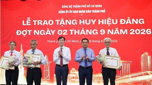 Lễ trao tặng Huy hiệu Đảng đợt ngày 2/9/2026 cho các đảng viên thuộc Đảng bộ Thành phố Hồ Chí Minh. (Ảnh: Vương Lê)