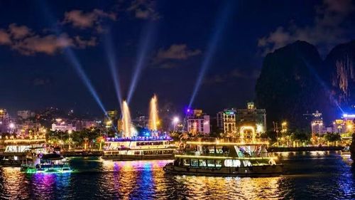 Chương trình trình diễn ánh sáng tàu du lịch trên Vịnh Hạ Long. (Ảnh: Quang Thọ)