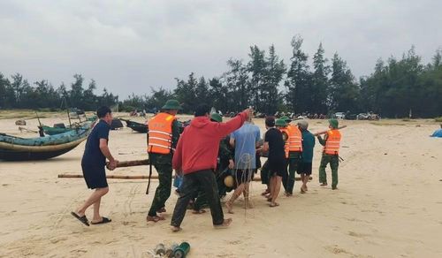 Đồn Biên phòng Cửa khẩu cảng Cửa Việt hỗ trợ ngư dân đưa ngư lưới cụ vào bờ. (Ảnh: H.M)