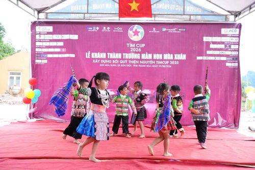Biểu diễn văn nghệ của các em nhỏ tại Điểm trường Mùa Xuân. (Ảnh: KIM CÚC)