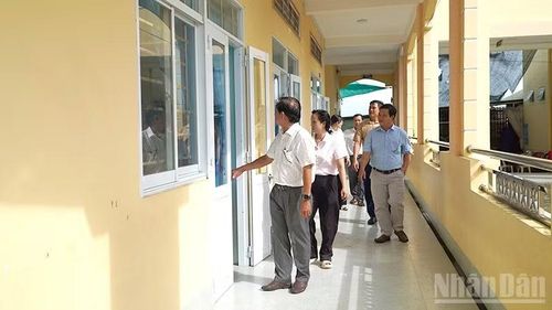 Cán bộ Phòng Văn hóa-Thông tin xã Tân Long thăm, kiểm tra cơ sở vật chất trường học của xã đảo. Ảnh: (HỮU NGHĨA)