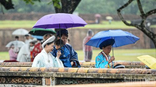 Nhiều người mặc cổ phục để chụp ảnh, check-in, hòa mình vào không gian cổ kính, trầm mặc của di sản. (Ảnh: THANH TÂM)