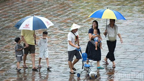 Tuy có mưa nhẹ nhưng không làm mất đi vẻ hấp dẫn của Đại Nội với du khách. (Ảnh: THANH TÂM)