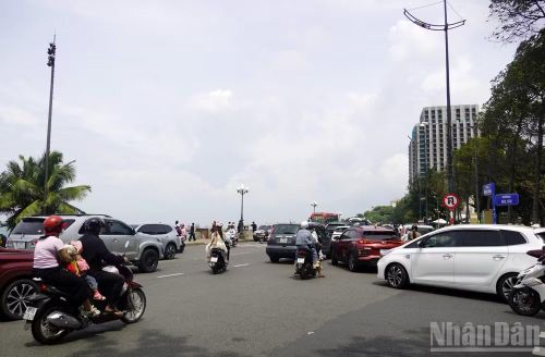 Phương tiện trên đường Quang Trung, Bãi Trước, Vũng Tàu sáng 1/9. (Ảnh: LÊ ĐÌNH THÌN)