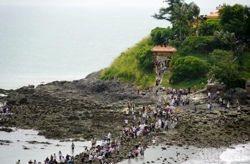 Du khách thập phương đi bộ trên con đường ra miếu Hòn Bà sáng 1/9. (Ảnh: LÊ ĐÌNH THÌN)