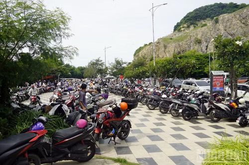 Một bãi trông giữ xe trên dốc Nghinh Phong sáng 1/9. (Ảnh: LÊ ĐÌNH THÌN)