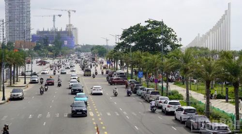 Dòng xe cộ trên đường Thùy Vân sáng 1/9. (Ảnh: LÊ ĐÌNH THÌN)