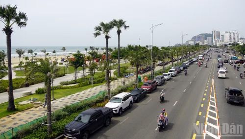 Xe ô-tô đậu dài trên đường Thùy Vân sáng 1/9. (Ảnh: LÊ ĐÌNH THÌN)