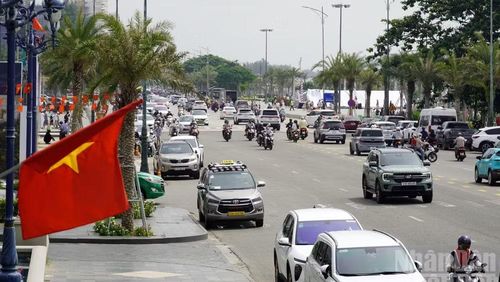 Đường Thùy Vân, đoạn qua tháp Tam Thắng luôn có đông xe cộ và du khách. (Ảnh: LÊ ĐÌNH THÌN)