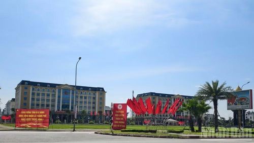 Cờ hoa rực rỡ tại phường Tân Tiến. (Ảnh: A.T)