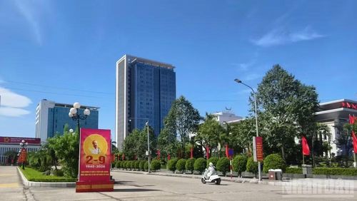 Cờ hoa rực rỡ trong nắng thu tại phường Bắc Giang. (Ảnh: A.T)
