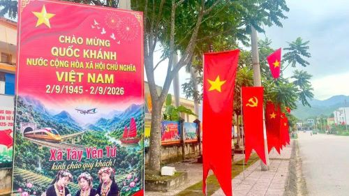 Tuyến đường chính xã vùng cao Tây Yên Tử rực trong sắc cờ. (Ảnh: CTV)