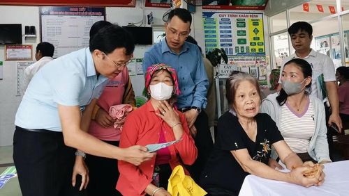 Lãnh đạo xã Than Uyên tuyên truyền cho người dân lợi ích của việc thăm khám sức khỏe định kỳ. (Ảnh: TRẦN TUẤN)