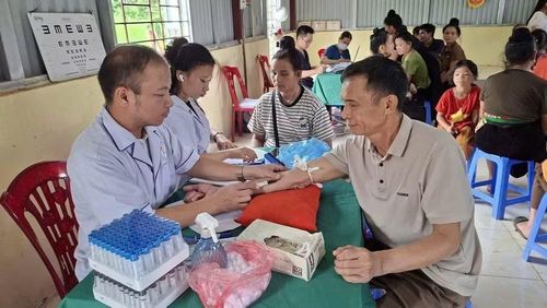 Tổ khám sức khỏe di động về các bản tổ chức khám sức khỏe, khám sàng lọc cho người dân. (Ảnh: TRẦN TUẤN)