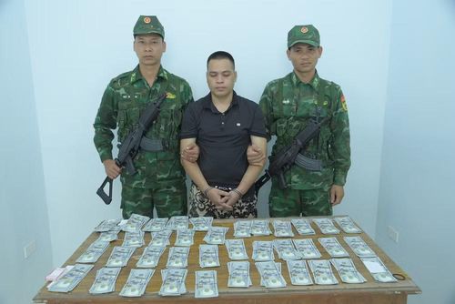 Đối tượng Phúc cùng tang vật bị bắt giữ. (Ảnh: LÝ NHẤT)