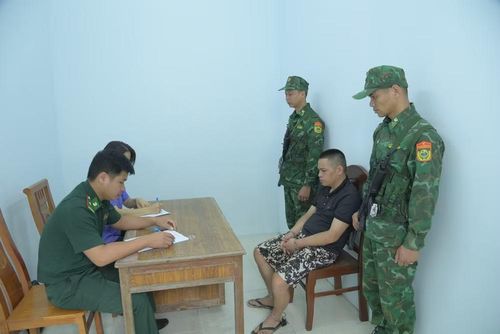 Lực lượng chức năng lấy lời khai của đối tượng Phúc. (Ảnh: LÝ NHẤT)