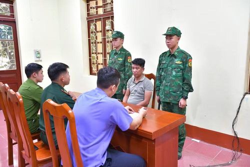 Lực lượng chức năng lấy lời khai đối với đối tượng Đào. (Ảnh: LÝ NHẤT)