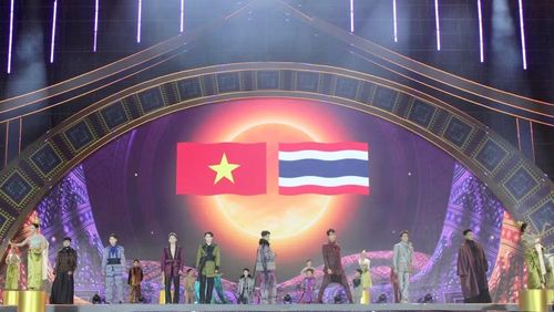 Trong đêm hội thổ cẩm, còn diễn ra màn trình diễn các trang phục của các nước Lào, Thái Lan, Hàn Quốc… với chất liệu thổ cẩm. (Ảnh: QUỐC TUẤN)