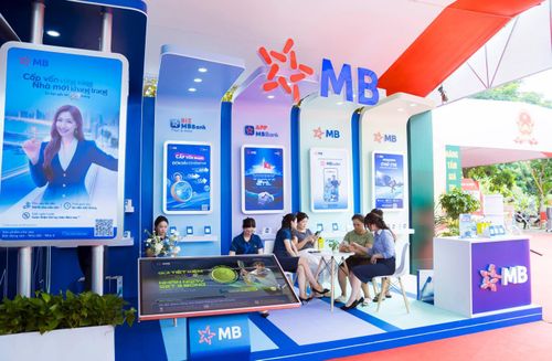 Khách hàng trải nghiệm các sản phẩm tài chính của Ngân hàng Thương mại cổ phần Quân đội (MB). Ảnh: THANH LỊCH