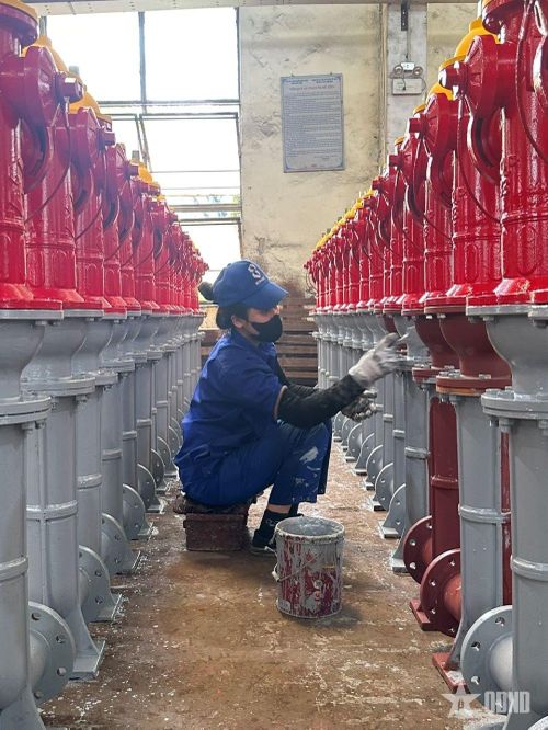 Công nhân Nhà máy sơn các trụ nước chữa cháy. 