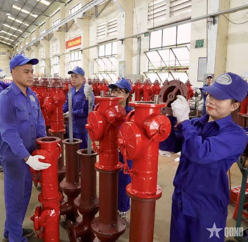 Lắp đặt các trụ nước chữa cháy. 