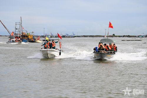 Phường Hà An thực hành xử trí tình huống tìm kiếm cứu nạn trên biển. 