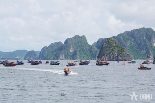 Ban chỉ huy Phòng thủ dân sự phường Cẩm Phả thông báo cho tàu, thuyền hoạt động trên biển về nơi tránh trú an toàn. 