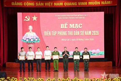 Khen thưởng các tập thể, cá nhân phường Móng Cái 1 hoàn thành xuất sắc nhiệm vụ diễn tập. 