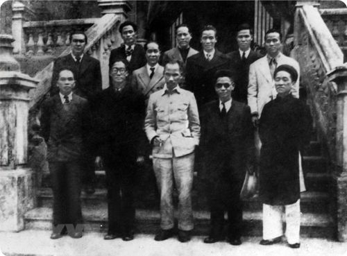 Chủ tịch Hồ Chí Minh và các thành viên Hội đồng Chính phủ Lâm thời nước Việt Nam Dân chủ Cộng hòa ra mắt sau phiên họp đầu tiên, sáng 3-9-1945. Tại phiên họp này, Chủ tịch Hồ Chí Minh đã đặt vấn đề về sự cần thiết phải có một bản Hiến pháp dân chủ cho nước Việt Nam.