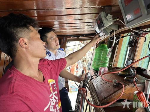 Kiểm tra thiết bị giám sát hành trình của tàu cá. 