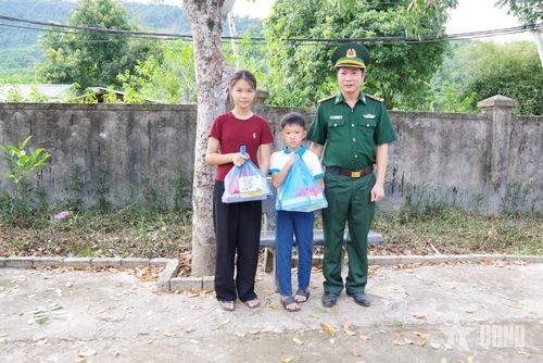       Cán bộ, chiến sĩ BĐBP tặng quà các cháu học sinh chuẩn bị năm học mới. 