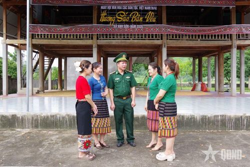  Cán bộ, chiến sĩ BĐBP bám địa bàn thăm hỏi đồng bào.  