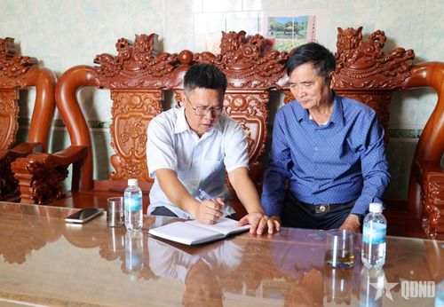 CCB Phương Thục (bên phải) trao đổi công tác Hội với đồng chí Nguyễn Xuân Tân, Chủ tịch Hội CCB xã Vạn Hưng.