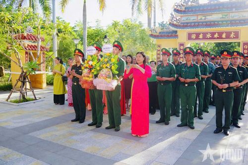 Cán bộ, chiến sĩ Lữ đoàn 88 (Binh chủng Hóa học) dâng hoa, dâng hương các anh hùng liệt sĩ tại Nghĩa trang Liệt sĩ khu vực đóng quân nhân kỷ niệm 81 năm Cách mạng Tháng Tám thành công và Quốc khánh 2-9.