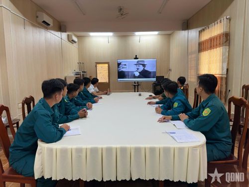 Ban CHQS xã Hưng Mỹ tổ chức cho bộ đội xem phim về đề tài lịch sử "Sao Tháng Tám". 