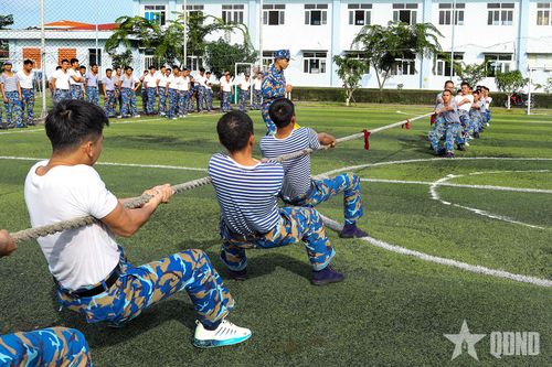  Các đội thi tranh tài ở nội dung kéo co. 