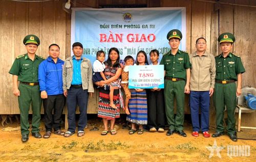 Đồn Biên phòng Ga Ry (Ban chỉ huy BĐBP TP Đà Nẵng) trao kinh phí “Mái ấm biên cương” tặng ba chị em Hiên Thu, Minh Trang và Minh Tuấn.