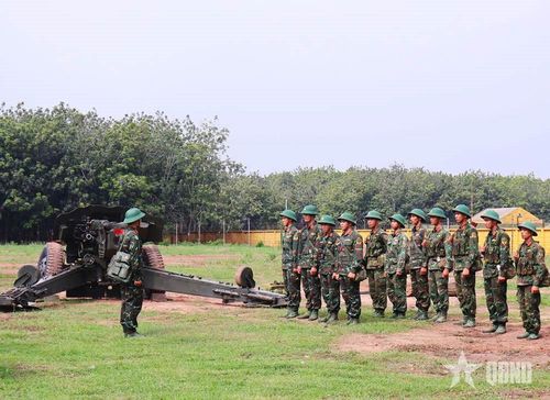 Phân đội pháo luyện tập trên thao trường.