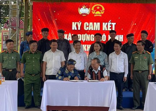 Công an xã Hòa Vang tham mưu triển khai mô hình ký kết giao ước thi đua “Tộc họ không ma túy”.