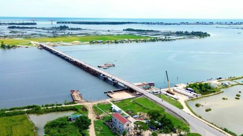 Toàn cảnh công trường đập Thảo Long.