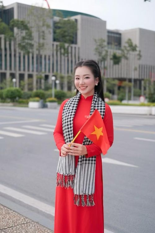 Với Kiều Trinh, đây không đơn thuần là một bộ ảnh kỷ niệm, mà là thể nghiệm sâu sắc về giá trị của độc lập, hòa bình và trách nhiệm của thế hệ trẻ hôm nay.