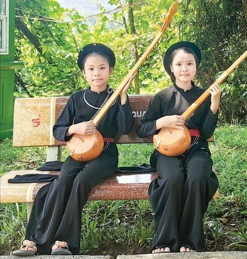 Những tay đàn nhí trong đội văn nghệ thôn Tân Lập, xã Tân Trào (ẢNH: UÔNG NGỌC)