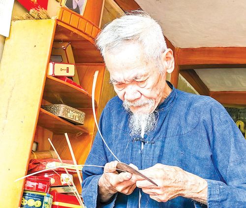 Cụ Hoàng Trung Ngọc vừa chẻ giang, vừa kể chuyện về ông Ké (ẢNH: UÔNG NGỌC)
