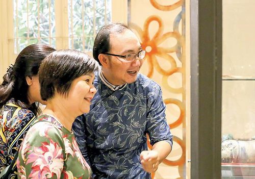 Nhà sưu tập Tín Nguyễn chia sẻ với người xem tại triển lãm "Cổ vật kể chuyện xuân". Ảnh: DIỄM MI