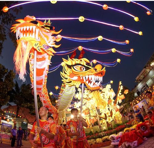 Biểu diễn múa rồng tại Lễ hội Tết Nguyên tiêu ở TPHCM, một hoạt động văn hóa cộng đồng góp phần gìn giữ bản sắc và làm phong phú đời sống văn hóa của thành phố. Ảnh: HOÀNG HÙNG