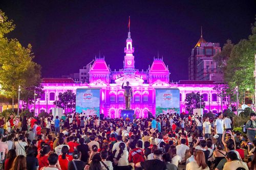 Trình diễn nghệ thuật 3D Mapping chào mừng kỷ niệm ngày 30-4 trước trụ sở UBND TPHCM. Ảnh: HOÀNG TRIỀU